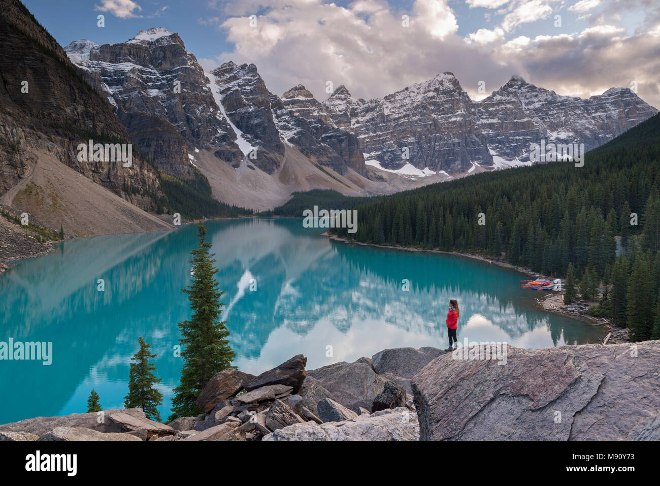 Femme à la recherche sur le lac Moraine à partir de l'amas, Rocheuses, Banff National Park, Alberta, Canada. L'automne (septembre) 2017. Banque D'Images