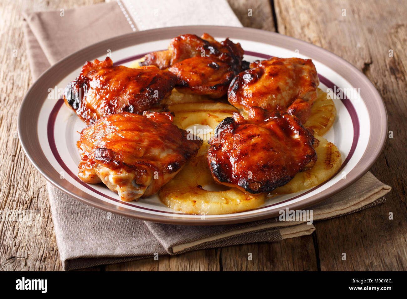 Huli huli-poulet est un plat de poulet grillé en hawaiien, préparée par un barbecue en libre sur une assiette. L'horizontale Banque D'Images