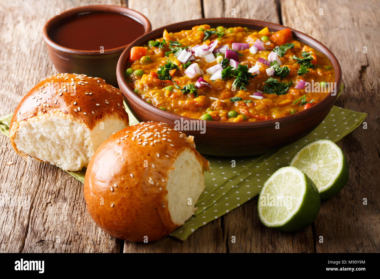 Pav Bhaji avec un pain Bun Paav sur table, cuisine indienne, Mumbai close-up. L'horizontale Banque D'Images