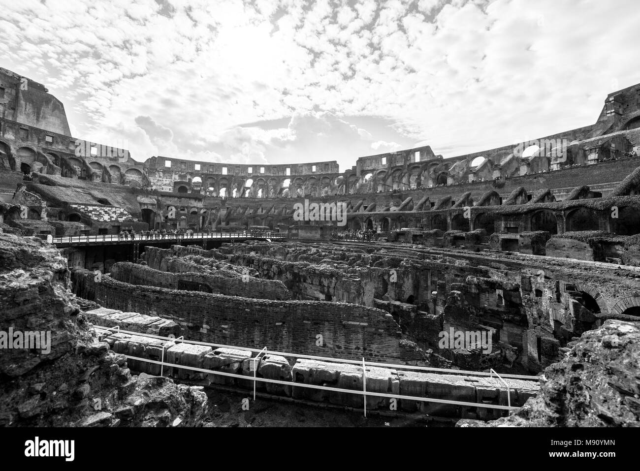 ROME, ITALIE, LE 07 MARS 2018 : image en noir et blanc à l'intérieur du Coliseum, important marque commerciale de Rome, Italie Banque D'Images