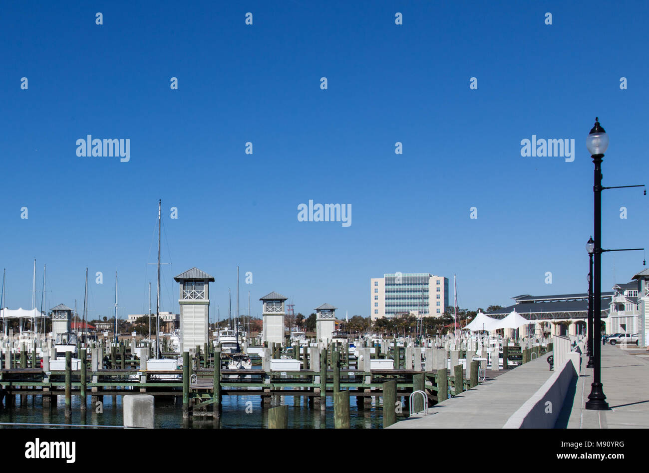 Journée ensoleillée à la marina Banque D'Images