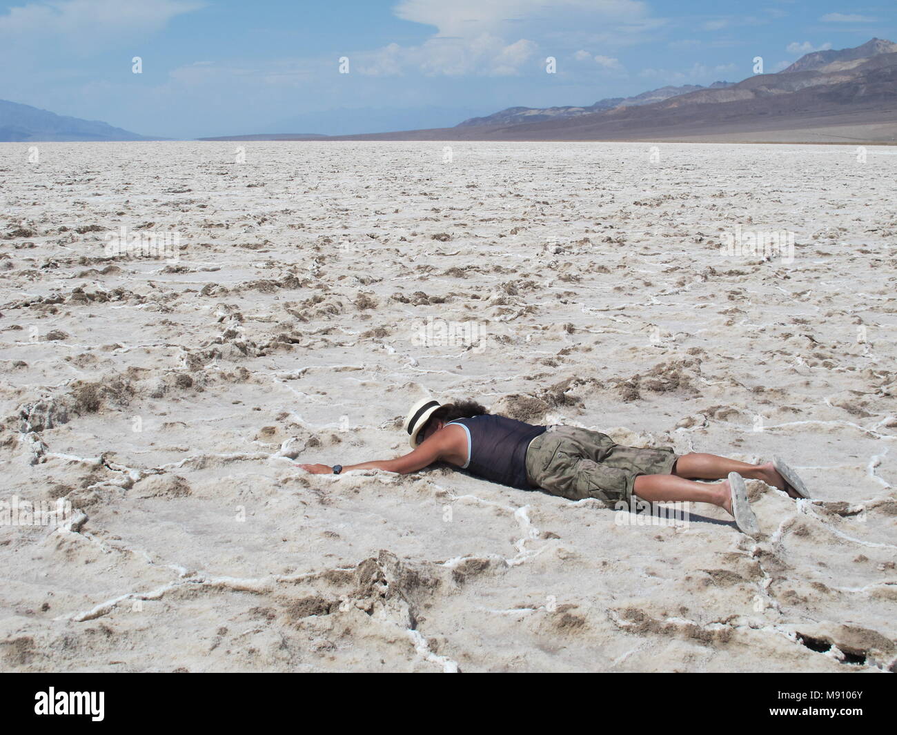 Guy déshydraté se trouve face vers le bas sur le marais salé de Badwater Basin dans Death Valley NP. California-Nevada, USA Banque D'Images
