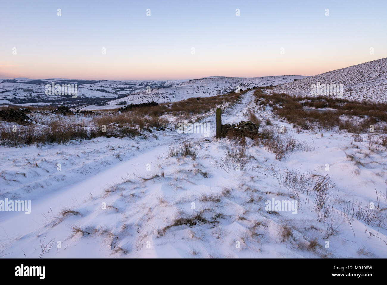 Des congères profondes à côté de l'allée cavalière à South Head, le Hayfield dans le Peak District, Derbyshire, Angleterre. Banque D'Images