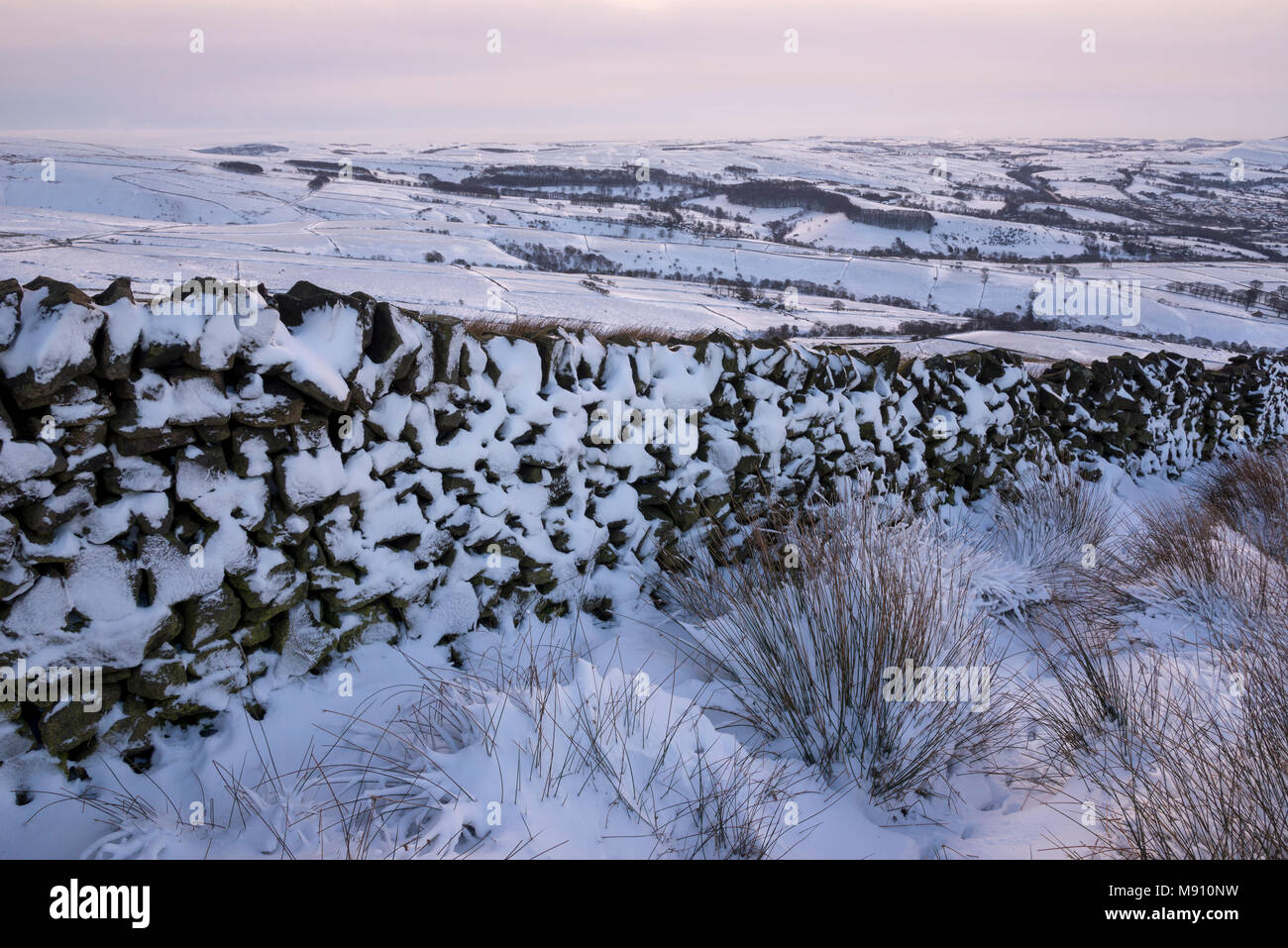 La neige a couvert la campagne anglaise sur un beau matin d'hiver. Tête du sud, Peak District, Derbyshire, Angleterre. Banque D'Images