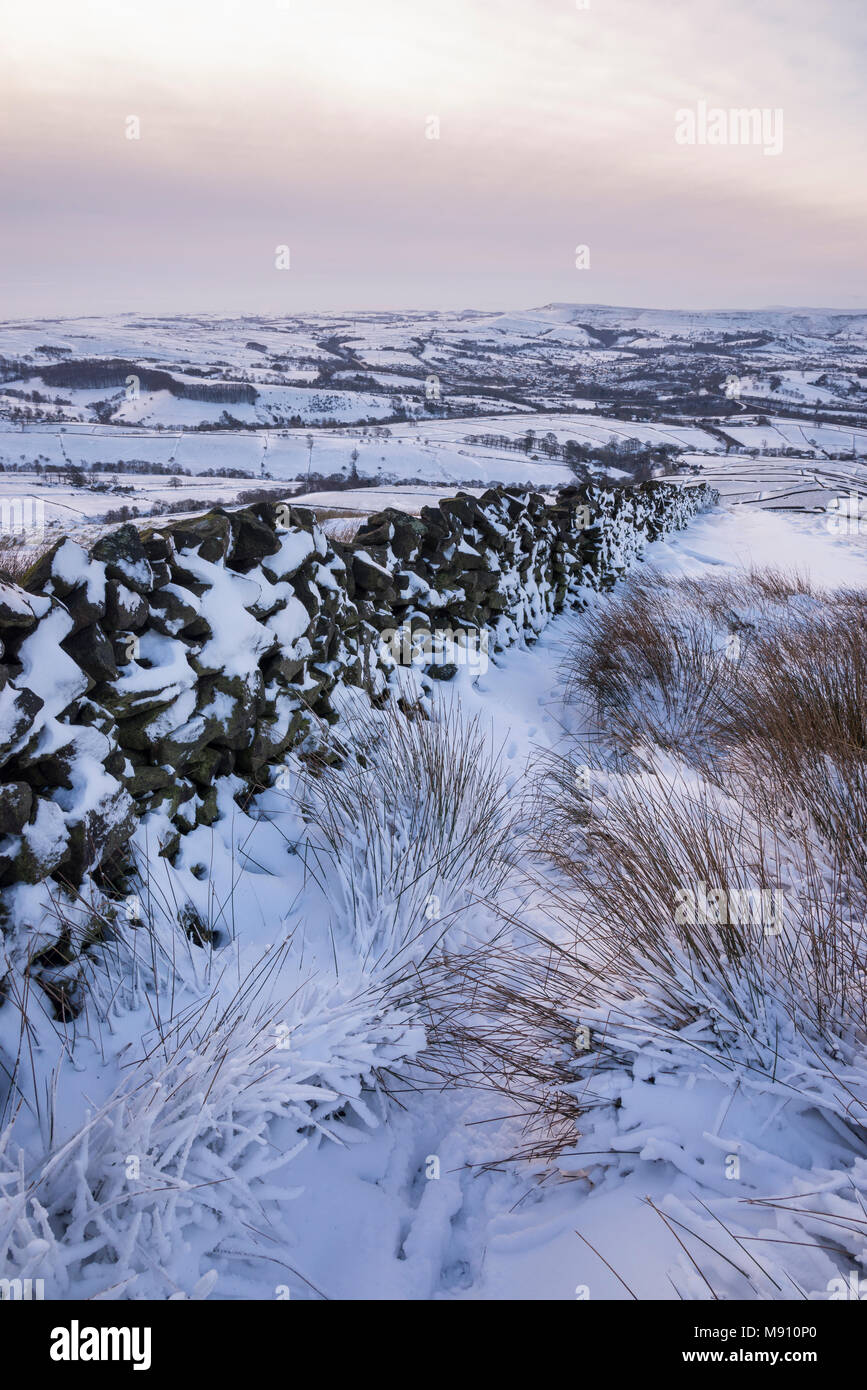 La neige a couvert la campagne anglaise sur un beau matin d'hiver. Tête du sud, Peak District, Derbyshire, Angleterre. Banque D'Images