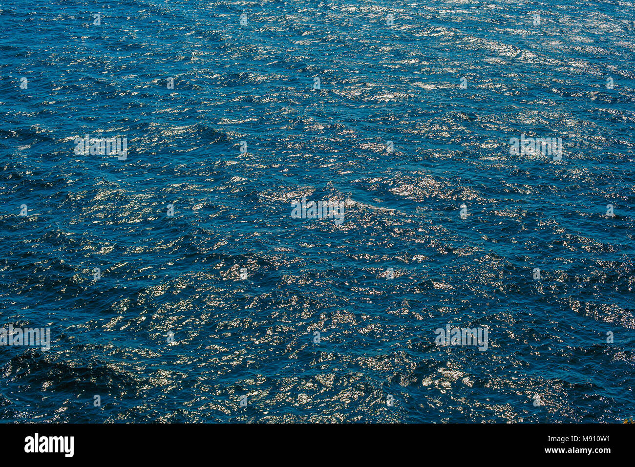 Formes de fractal organique dans l'ondulation des vagues sur le bleu profond de la mer Adriatique en raison de ciel bleu et étincelant au soleil comme le lapis-lazuli crystal Banque D'Images