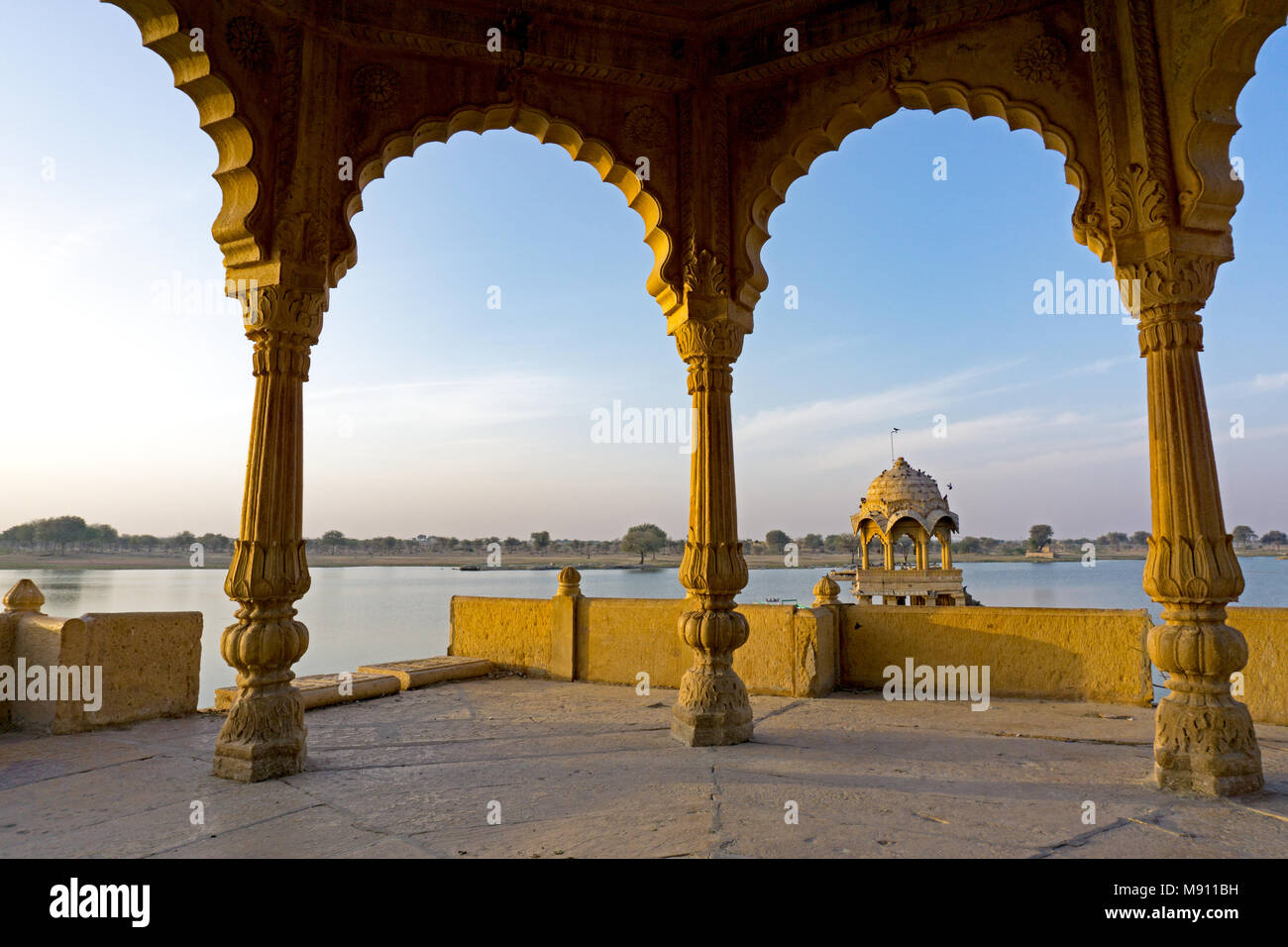 Avis de Gadi Sagar temple à Gadisar lake à Jaisalmer, Rajasthan, Inde. Banque D'Images