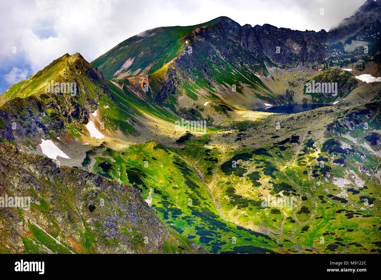 La Pologne, Tatras, Zakopane - Dolina Stawow Pieciu Polskich Vallée, Zadni Staw Polski étang, Gladki Wierch, Walentkowy Walentkow et pics Wierch Banque D'Images