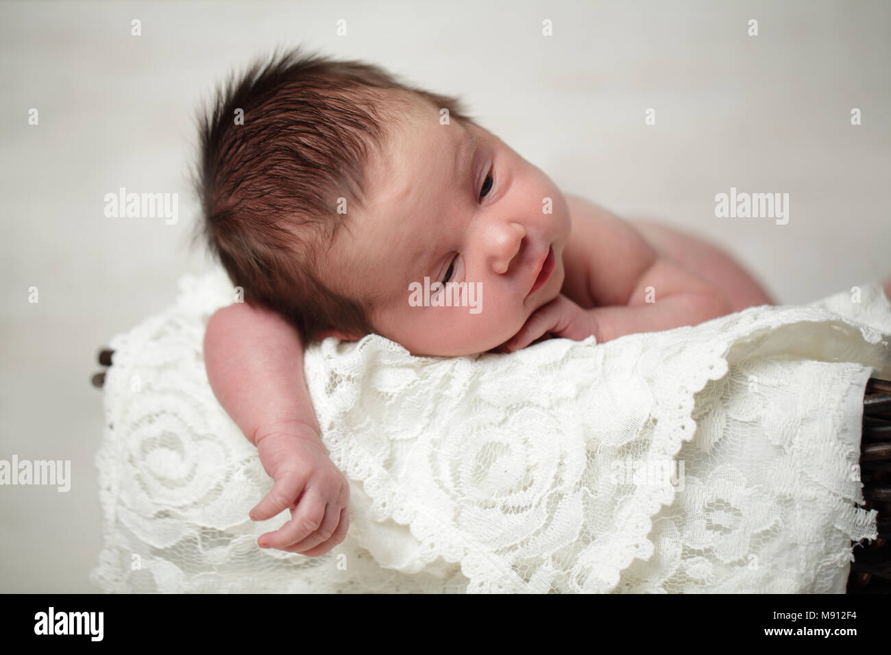 Nouveau-né - beau petit bébé en dentelle vintage (jusqu'à 10 jours) Banque D'Images