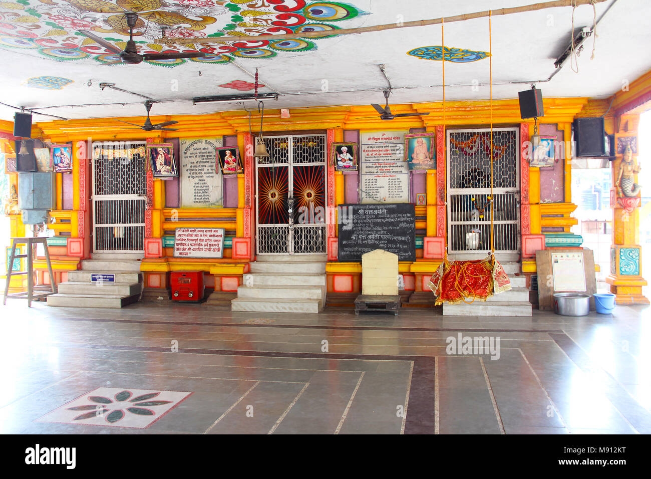 Vue de l'intérieur ou de l'intérieur du temple Shri Vitthal Rakhumai à Pimpri, Pune Banque D'Images
