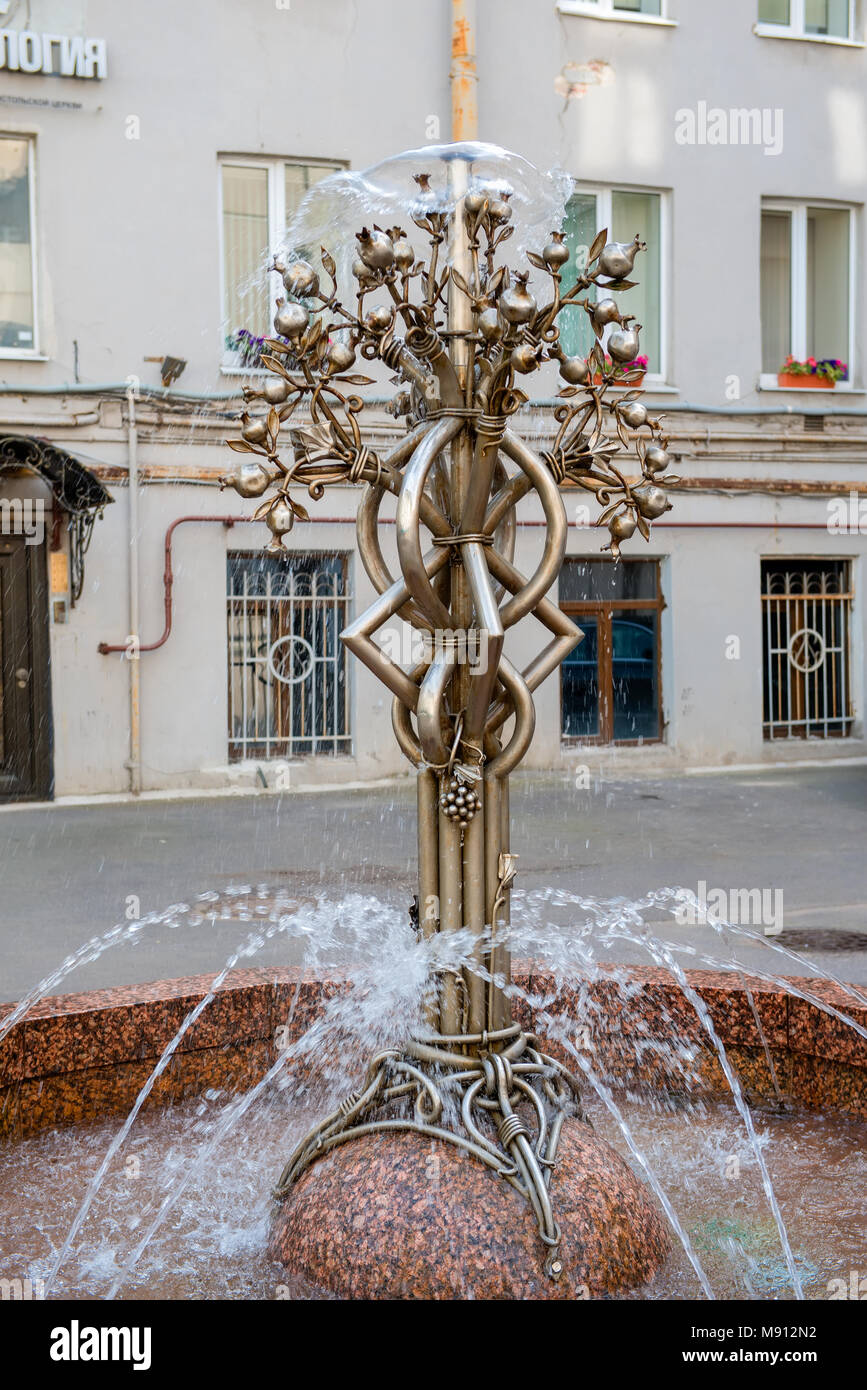 La Russie, Saint-pétersbourg - le 18 août 2017 : une petite fontaine en forme d'un grenadier près de la St Catherine's orthodoxe apostolique arménienne C Banque D'Images