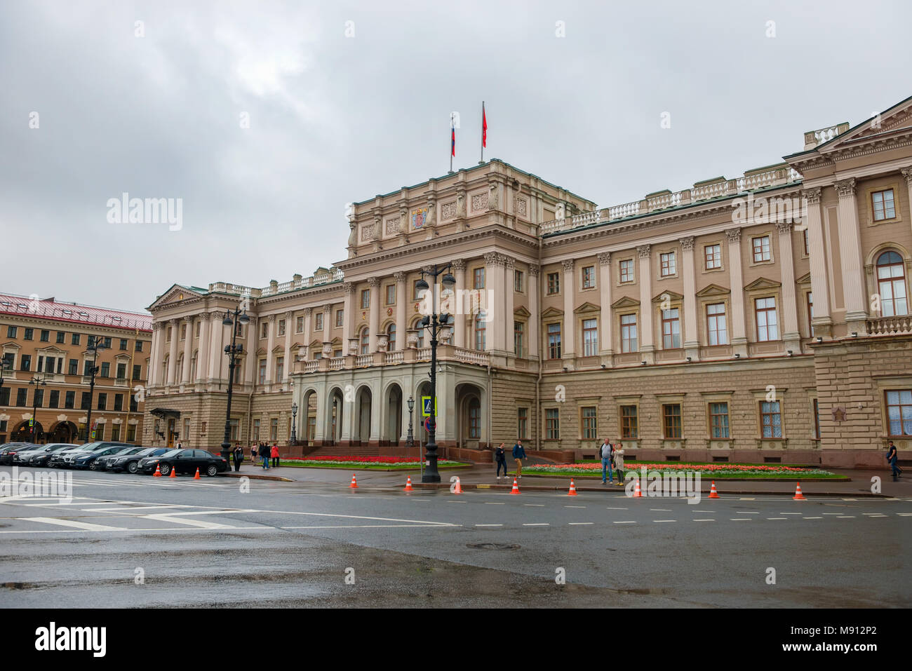 La Russie, Saint-pétersbourg - le 18 août 2017 : le palais Mariinsky de Saint-Pétersbourg Isaac's Square, jour de pluie d'habitude Banque D'Images