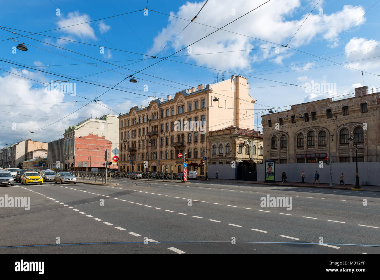 La Russie, Saint-pétersbourg - le 18 août 2017 : le trafic automobile sur le Ligovsky Prospekt Banque D'Images