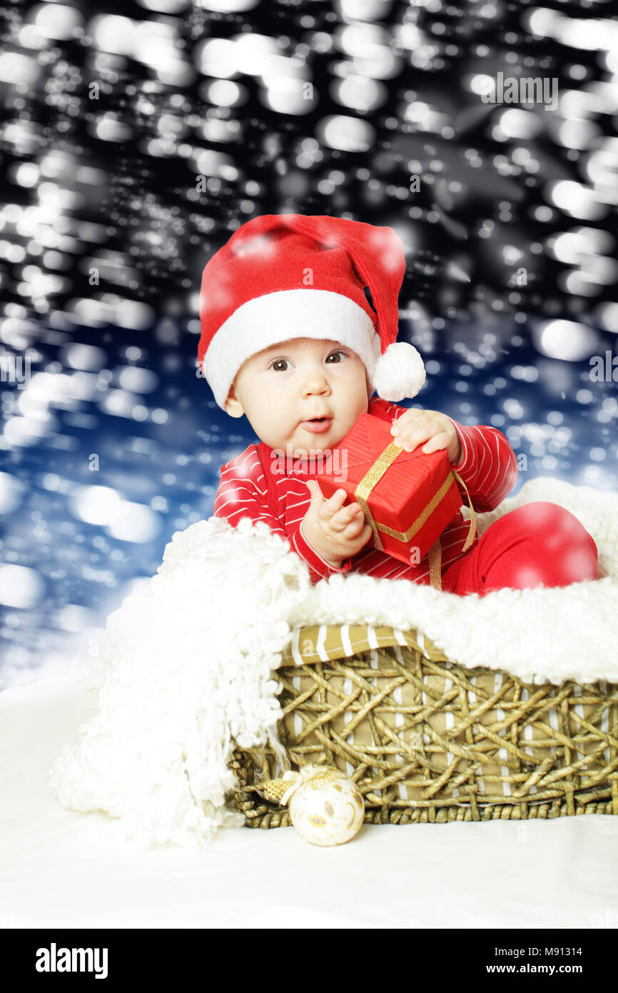 Mignon Bebe Avec Cadeau De Noel Sur Fond De Carte De Vœux De Nouvel An Photo Stock Alamy