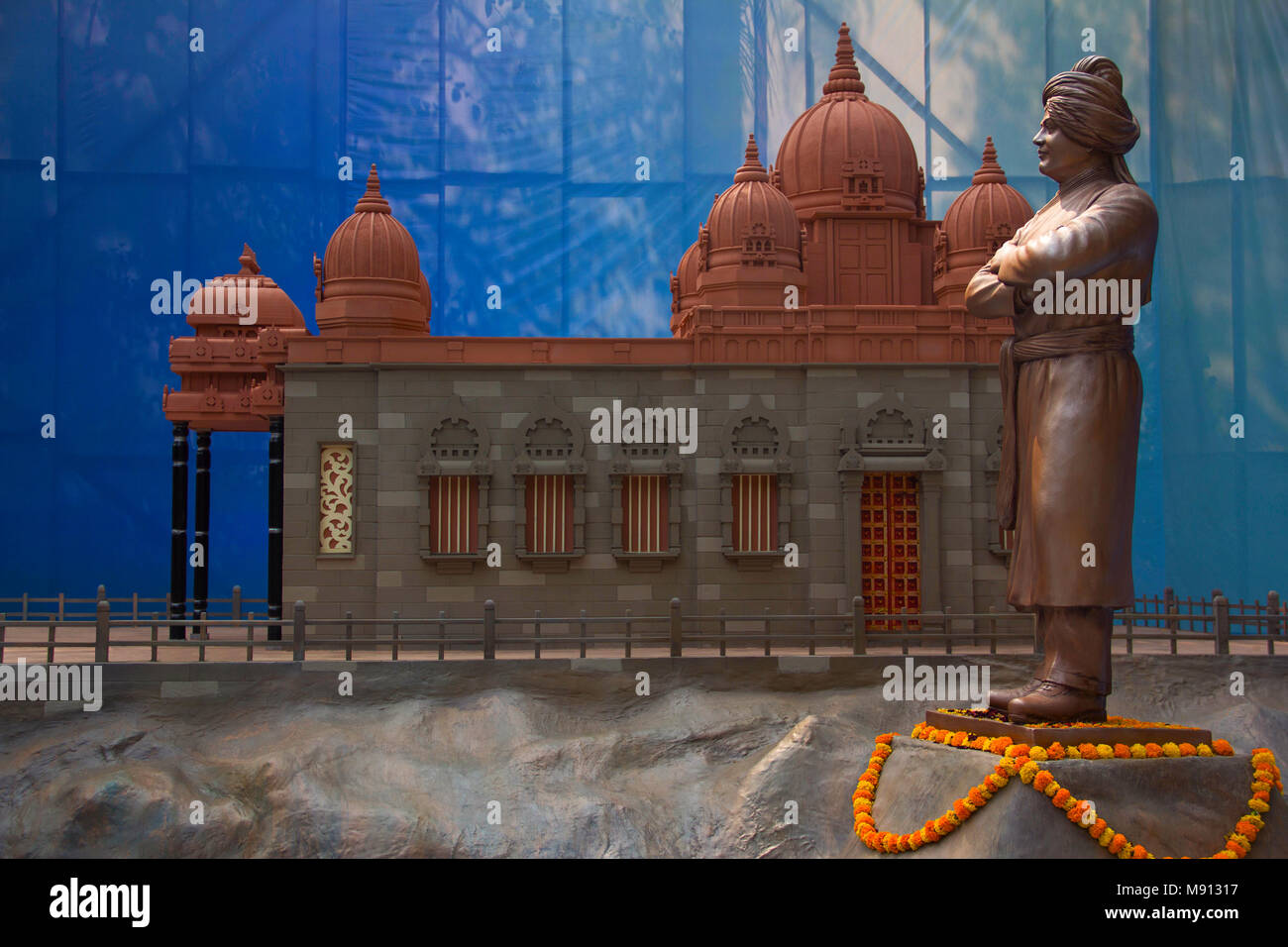 Statue de Swami Vivekananda avec des répliques de Vivekananda Memorial Rock Kanyakumari à Pune Banque D'Images