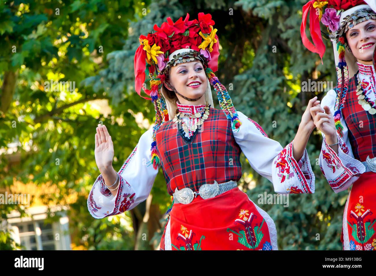 Plovdiv, Bulgarie 3 Août 2013 : belles femmes bulgare dancers performing on stage de la XIXE Festival International de Folklore. Banque D'Images