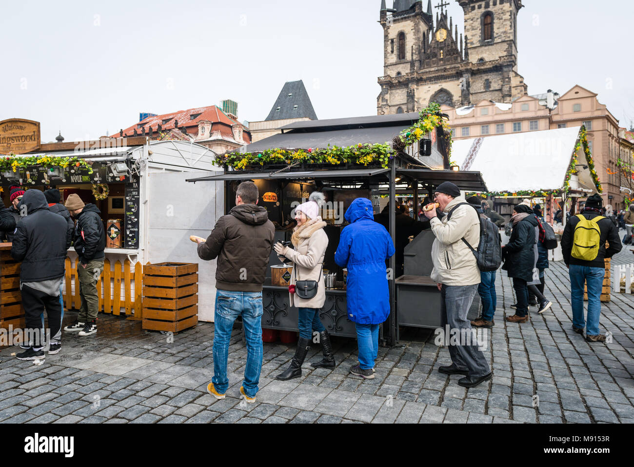 Prague, République tchèque - Mars 18, 2018 : Les gens sont visiter Prague Marché de Pâques sur la place de la vieille ville. Les marchés de Pâques (Velikonocni trhy) célébrer t Banque D'Images