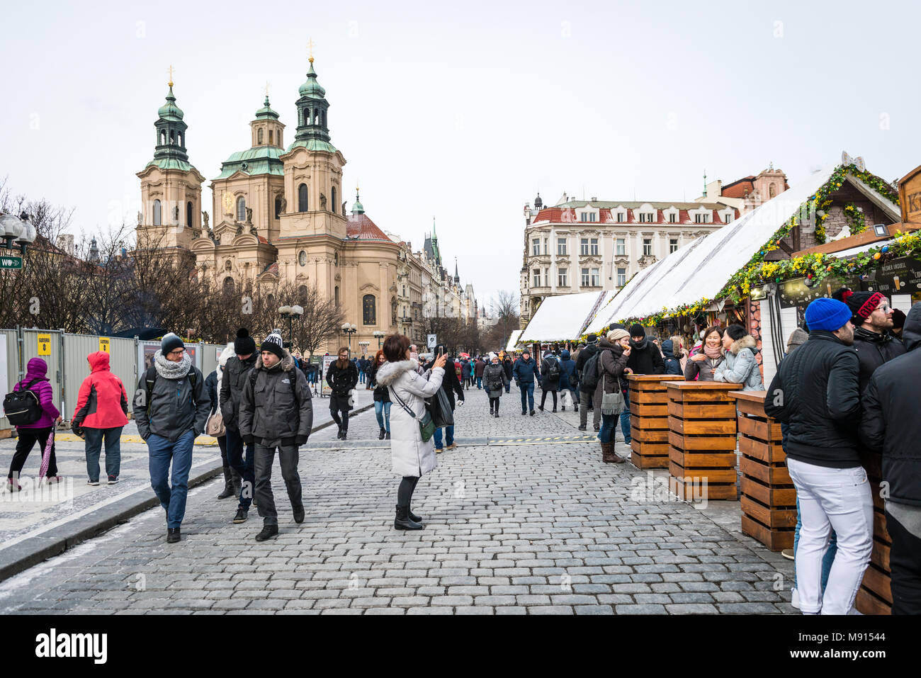 Prague, République tchèque - Mars 18, 2018 : Les gens sont visiter Prague Marché de Pâques sur la place de la vieille ville. Les marchés de Pâques (Velikonocni trhy) célébrer t Banque D'Images