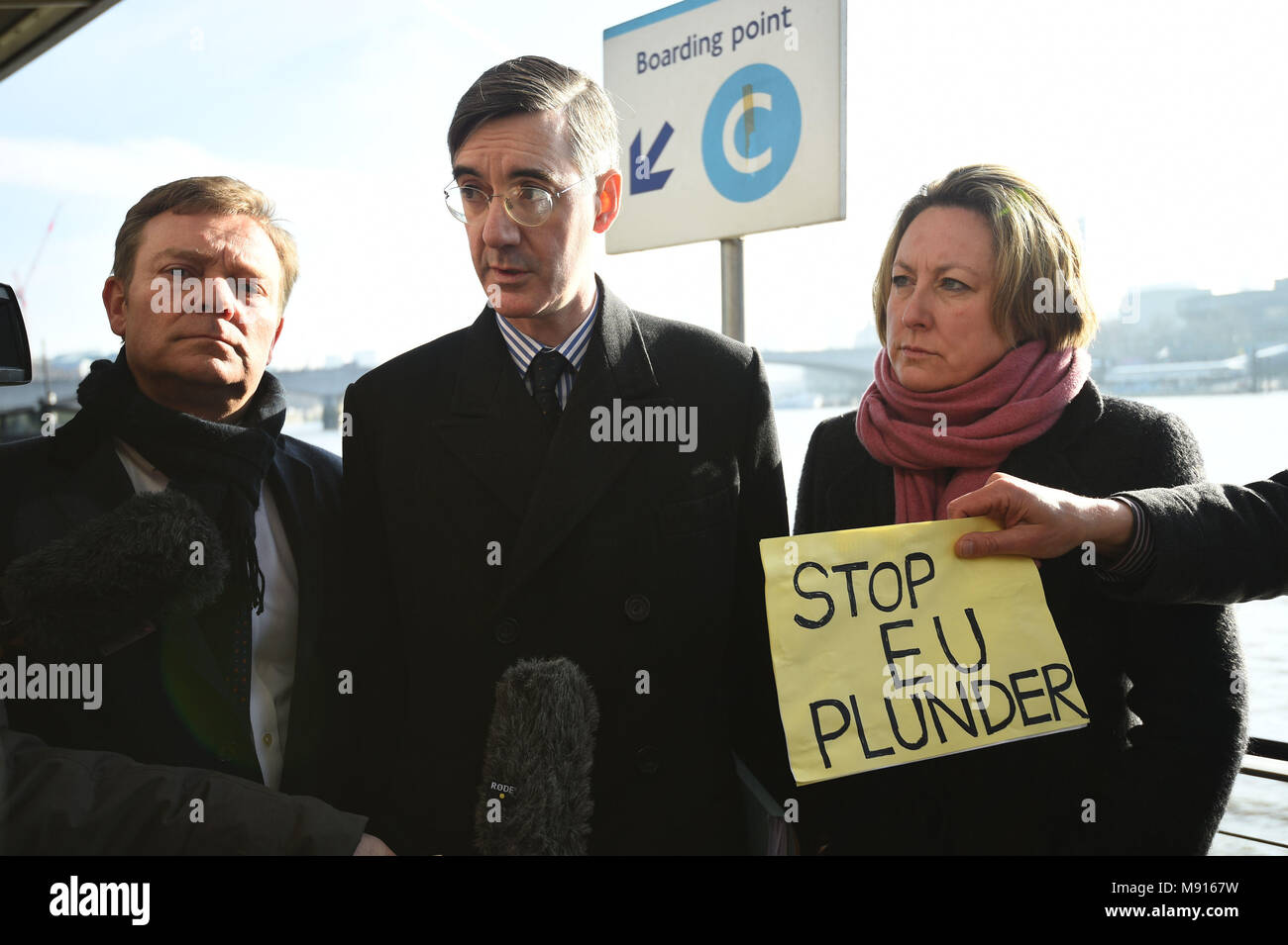 Les députés conservateurs Craig Mackinlay et Anne-Marie-Trevelyan stand avec Jacob Rees-Mogg (centre) comme ils parlent lors d'une conférence de presse sur l'Embankment Pier, sur la Tamise à Londres, en prévision d'un congé pour protester contre la pêche où le poisson sera rejeté dans la Tamise. Banque D'Images