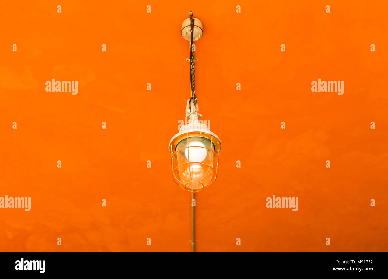 Lampe Vintage sur le plafond à l'arrière-plan. ciment orange Banque D'Images