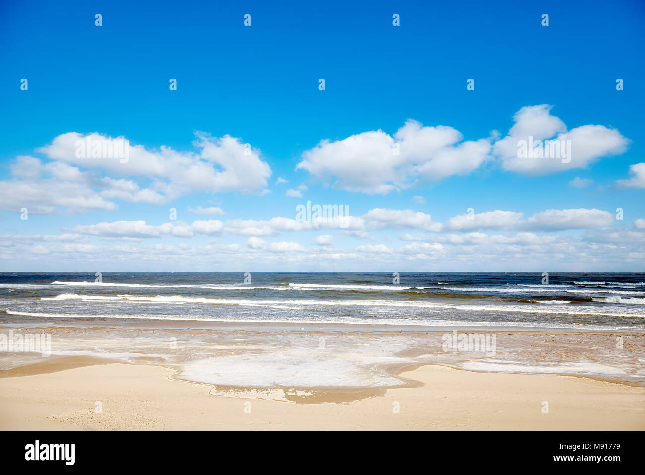 Photo d'une plage vide en hiver. Banque D'Images