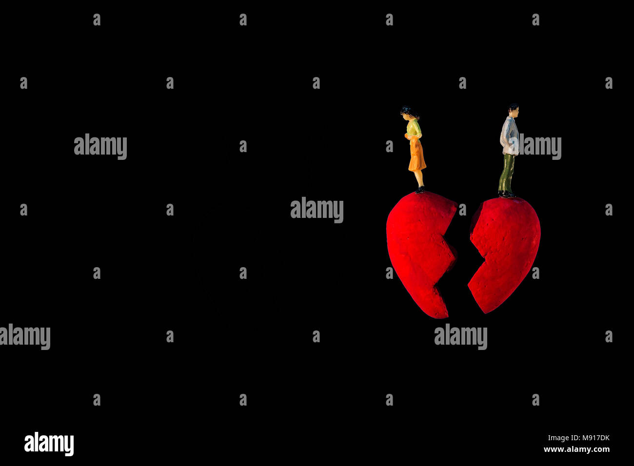Coeur Brise De Conceptuel Sur L Arriere Plan Noir Photo Stock Alamy Coeur Brise De Conceptuel Sur L Arriere Plan Noir Photo Stock Alamy
