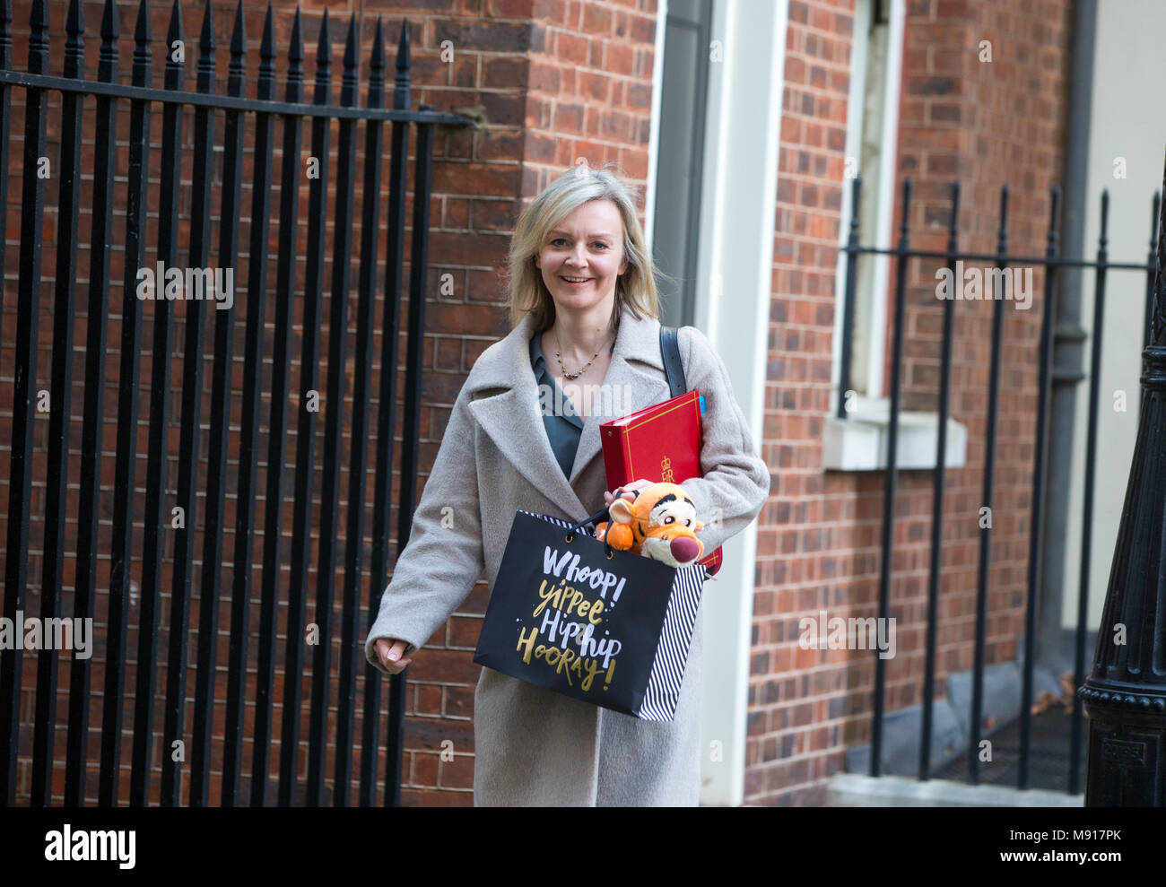 Liz Truss, Secrétaire en chef au Trésor, à Downing Street pour une réunion du Cabinet avec Tiger le caractère d'A.A. Milne's ourson histoires d'Ours Banque D'Images