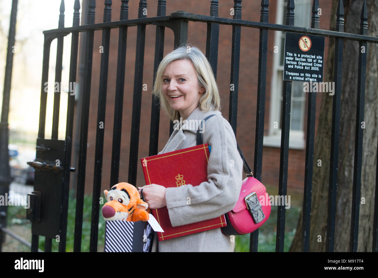 Liz Truss, Secrétaire en chef au Trésor, à Downing Street pour une réunion du Cabinet avec Tiger le caractère d'A.A. Milne's ourson histoires d'Ours Banque D'Images