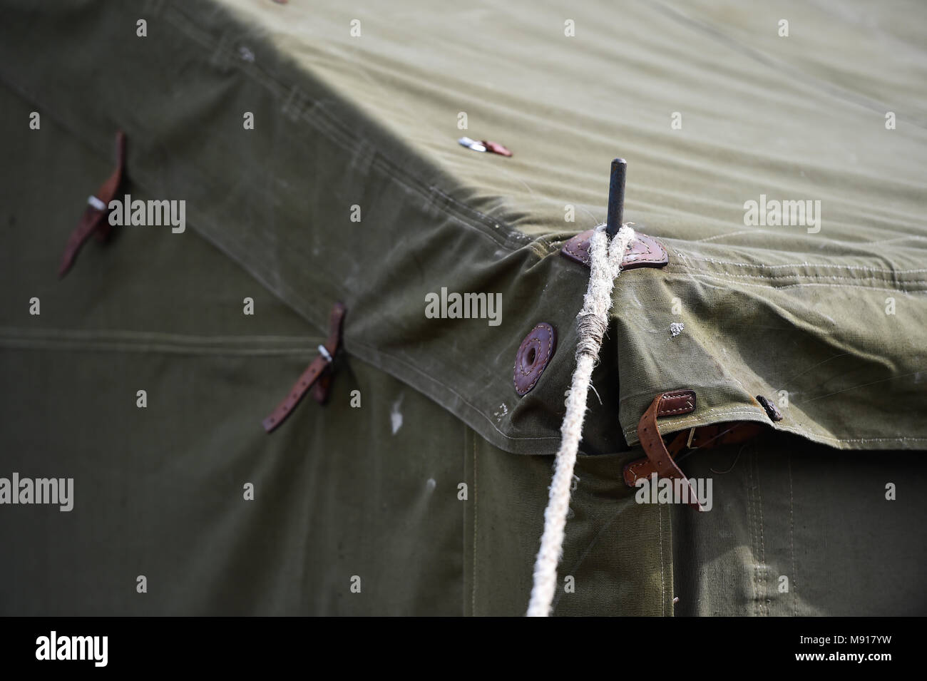 Détail de l'extérieur d'une tente militaire vert Banque D'Images