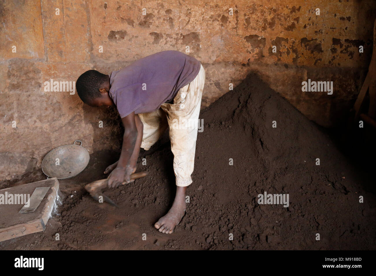 Smithy à Bohicon, Bénin. Travailleur de l'enfant. Banque D'Images