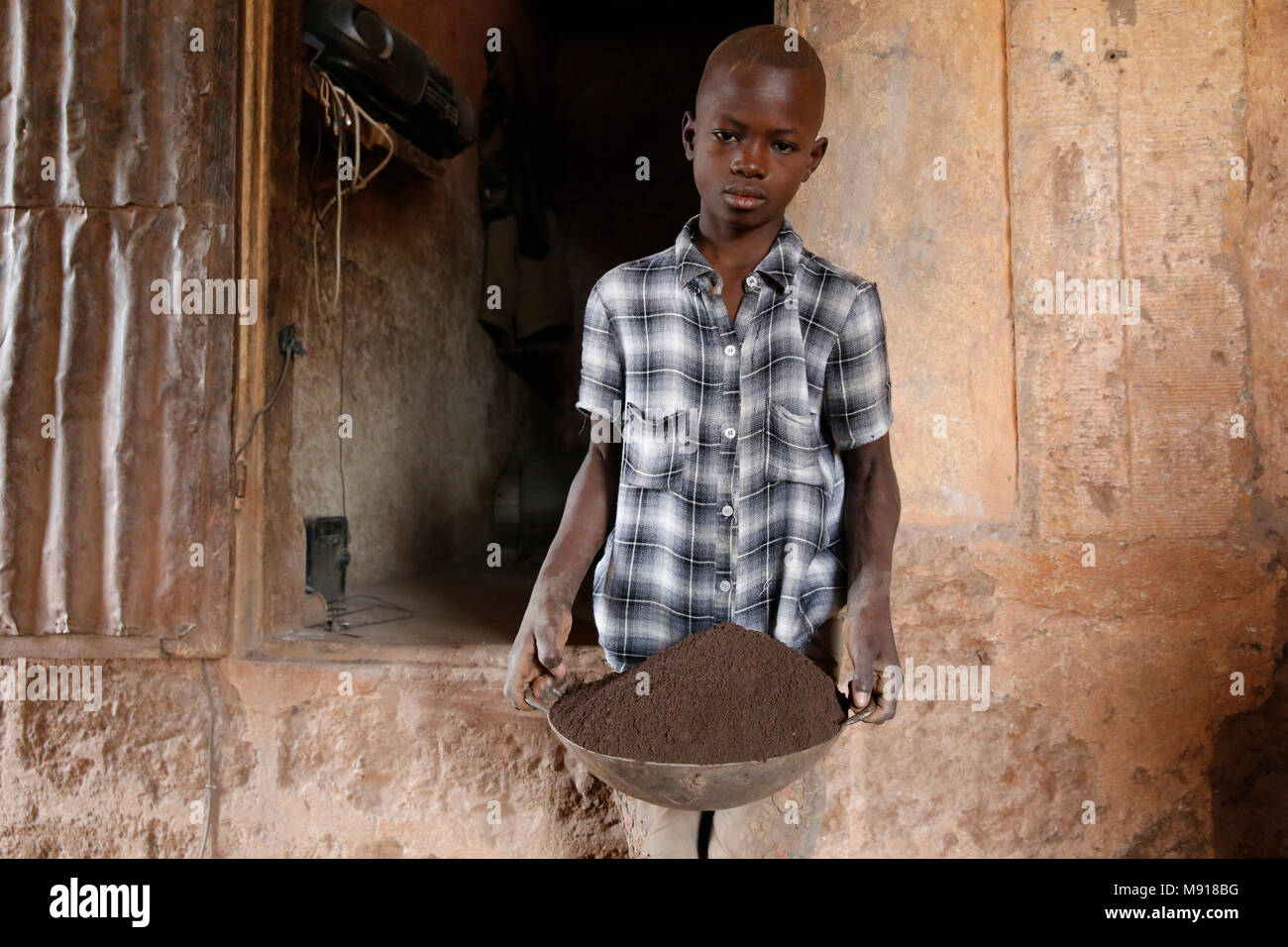 Smithy à Bohicon, Bénin. Travailleur de l'enfant. Banque D'Images