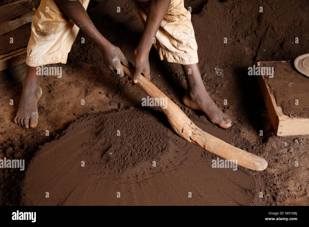Smithy à Bohicon, Bénin. Travailleur de l'enfant. Banque D'Images