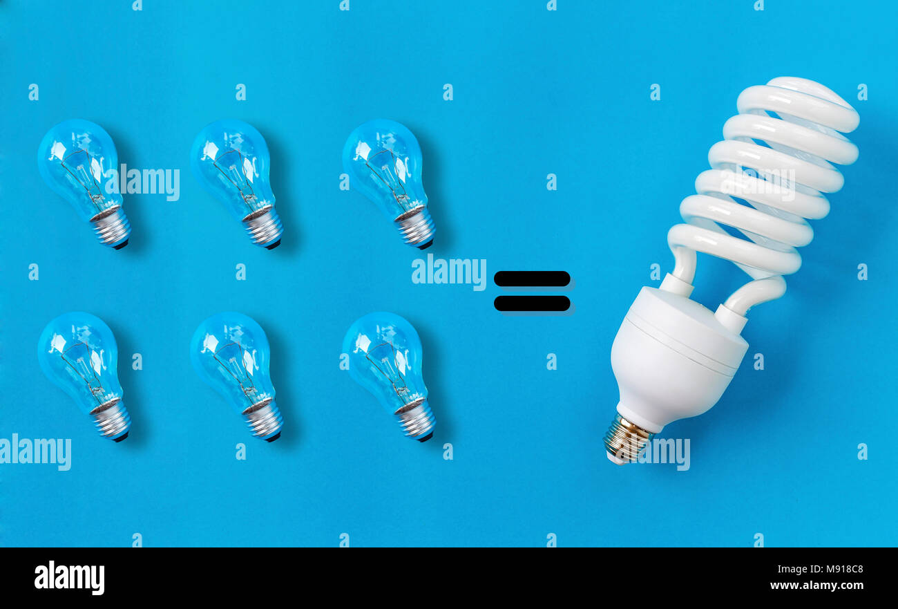 Lightblub lightblubs en spirale et de vieux sur le fond bleu.Une comparaison des économies d'énergie Banque D'Images
