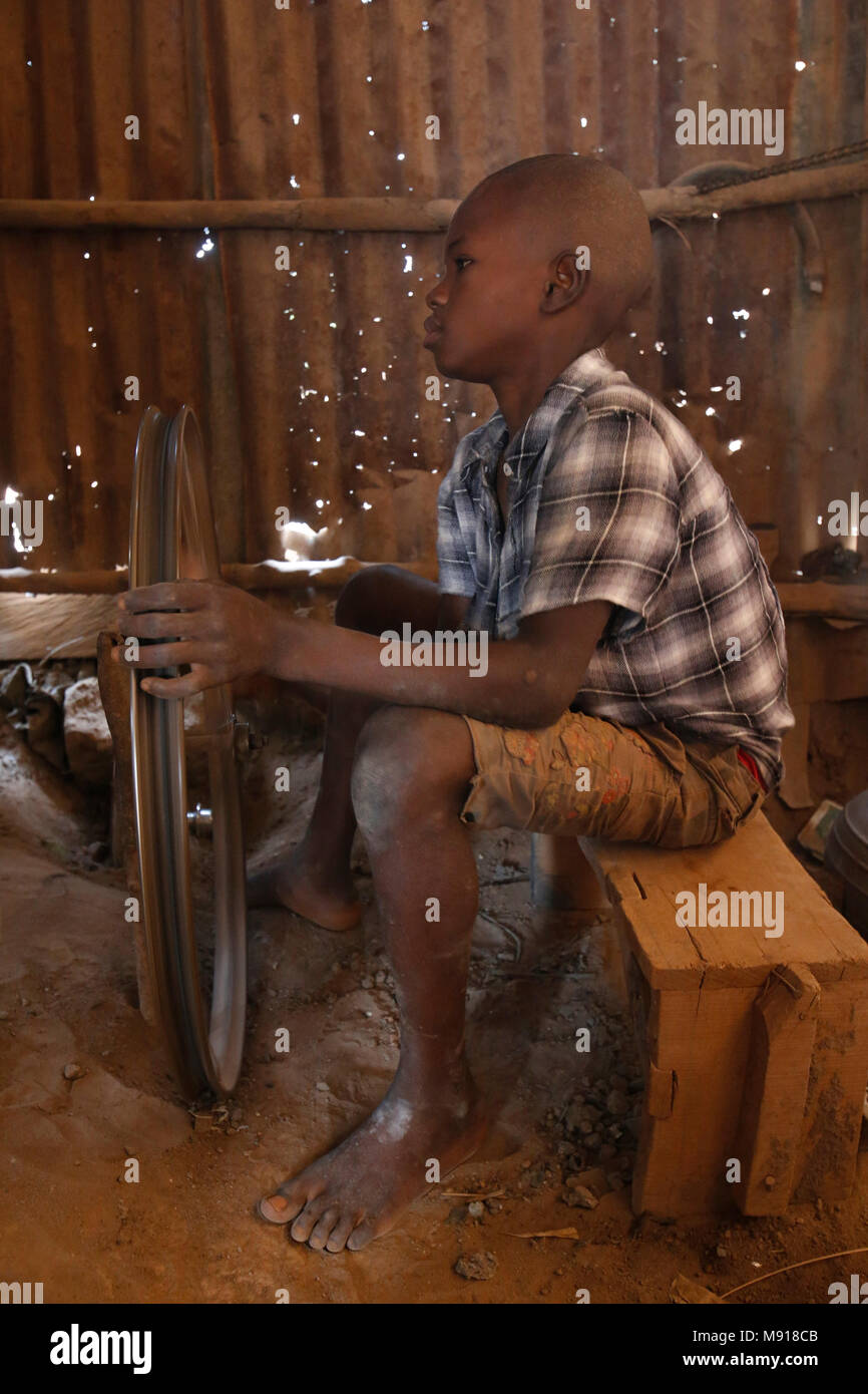 Smithy à Bohicon, Bénin. Travailleur de l'enfant. Banque D'Images