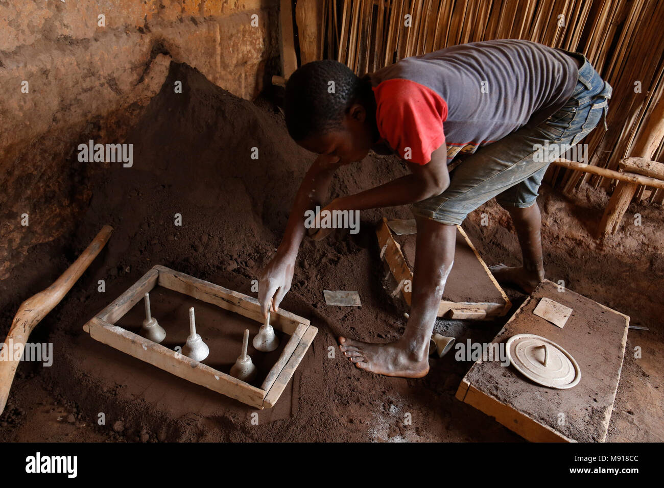 Smithy à Bohicon, Bénin. Travailleur de l'enfant. Banque D'Images
