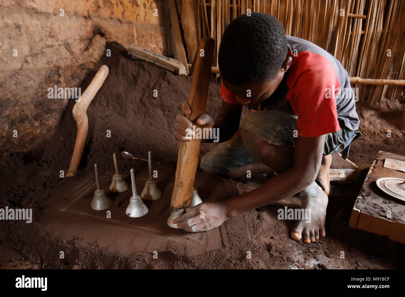 Smithy à Bohicon, Bénin. Travailleur de l'enfant. Banque D'Images