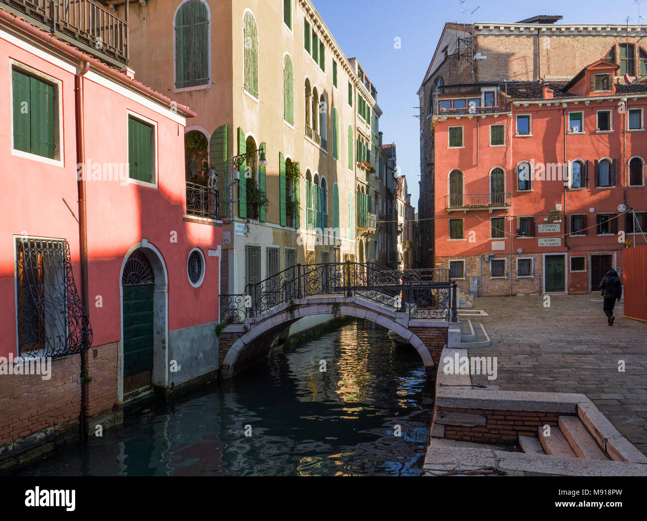Vue splendide sur un canal romantique de Venise, Italie Banque D'Images