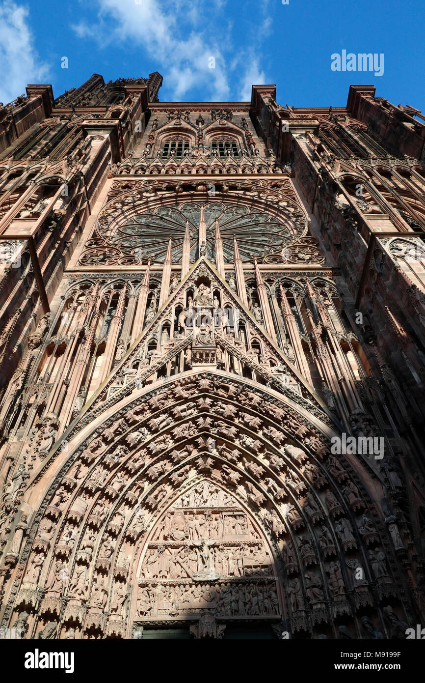 Notre Dame de la cathédrale de Strasbourg. Façade de l'Ouest. Tympan et rose. Strasbourg. La France. Banque D'Images