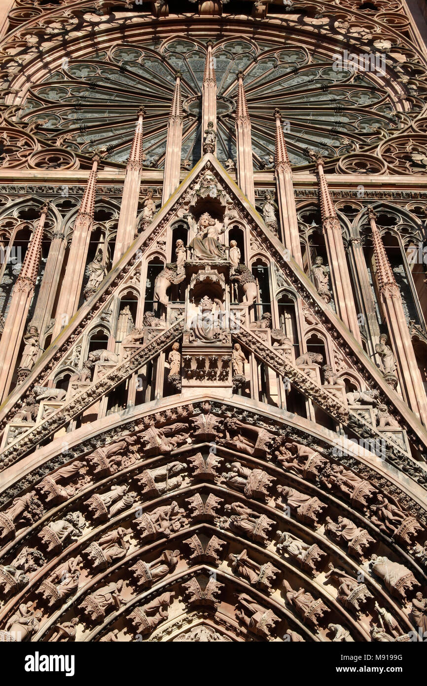 Notre Dame de la cathédrale de Strasbourg. Façade de l'Ouest. Tympan et rose. Strasbourg. La France. Banque D'Images