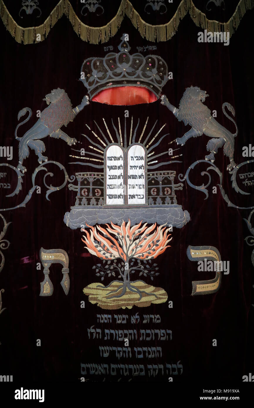 Musée Bartholdi. L'parochet est le voile qui couvre l'Aron Kodesh contenant les rouleaux de la Torah. Colmar. La France. Banque D'Images