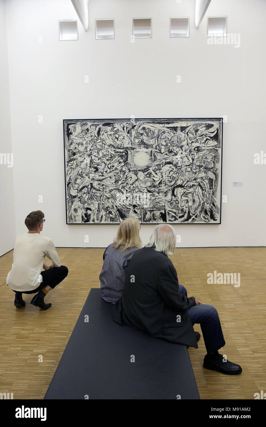Musée National d'Art Moderne (National Modern Art Museum), Centre Georges Pompidou, Paris, France. Les visiteurs qui cherchent à une peinture par Pierre Alechinsky Banque D'Images