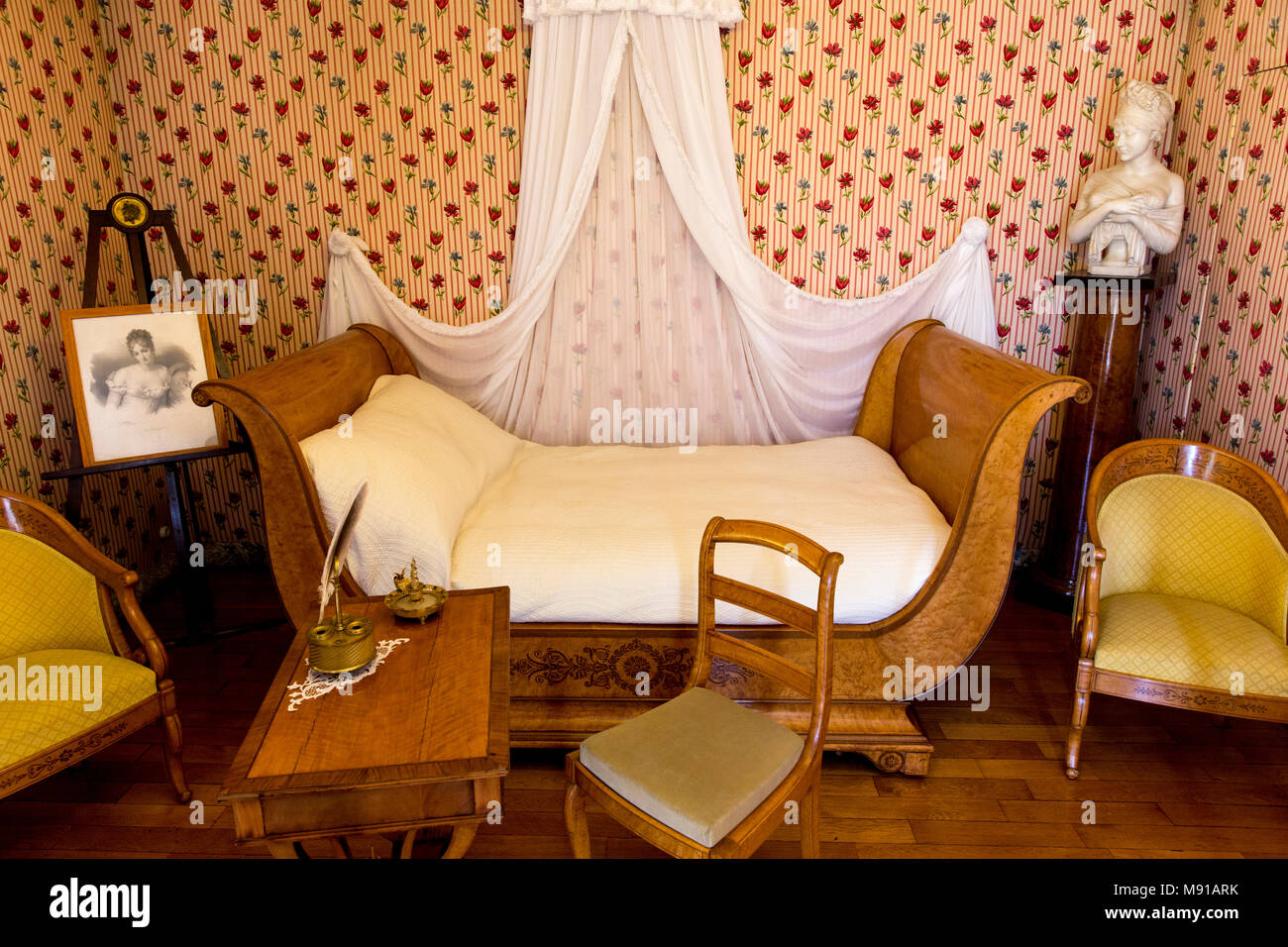 Le français du 19ème siècle la maison de l'écrivain Chateaubriand à ChÃ¢tenay-Malabry, France. Juliette RÃ©camier's chambre avec mobilier Charles X. Banque D'Images