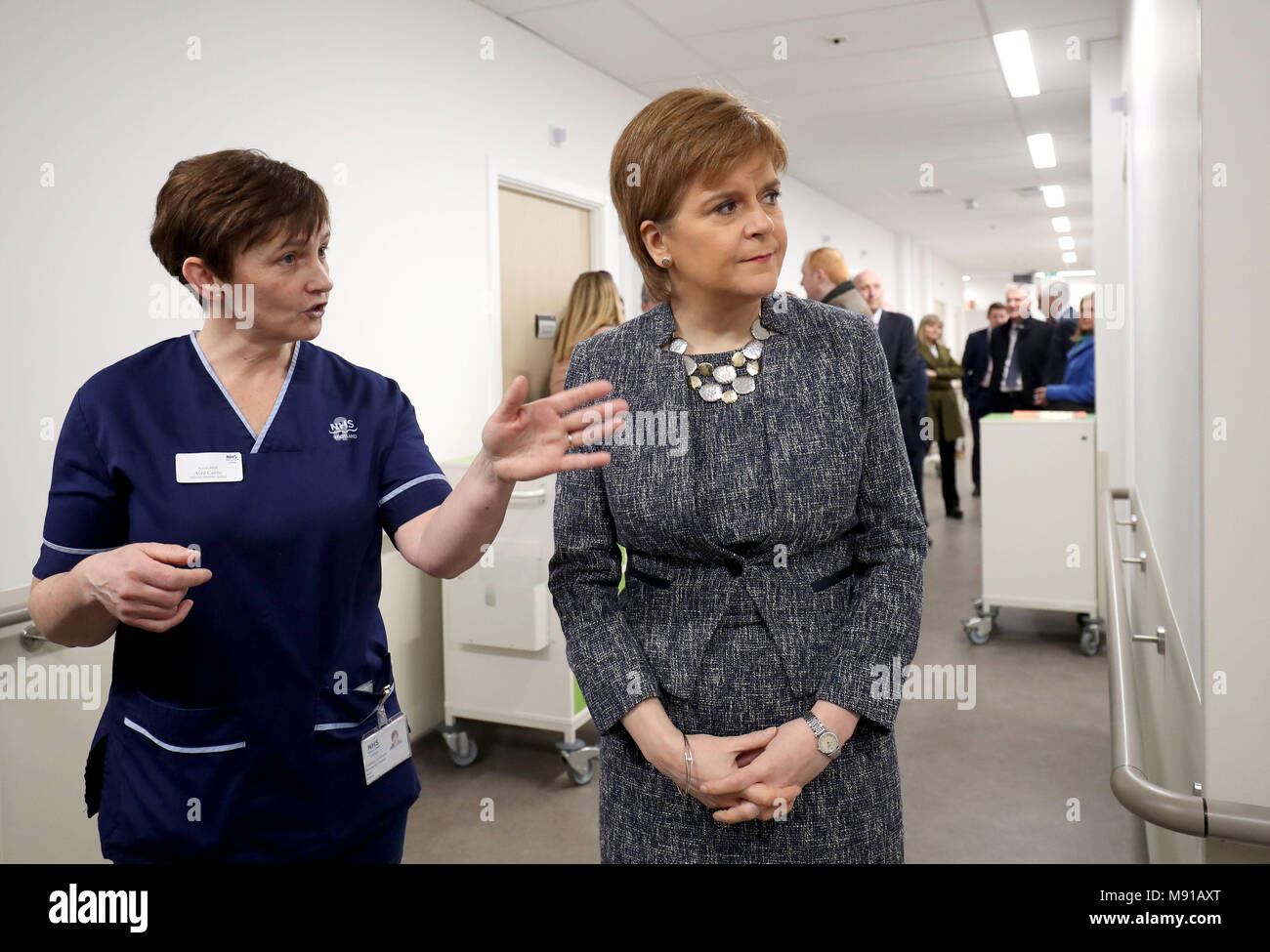 Premier Ministre de l'Écosse Nicola Sturgeon (à droite) rencontre infirmière responsable adjoint Avril Cairns lors d'une visite à l'Out-Patients au nouveau ministère de l'hôpital communautaire d'East Lothian à Haddington. Banque D'Images