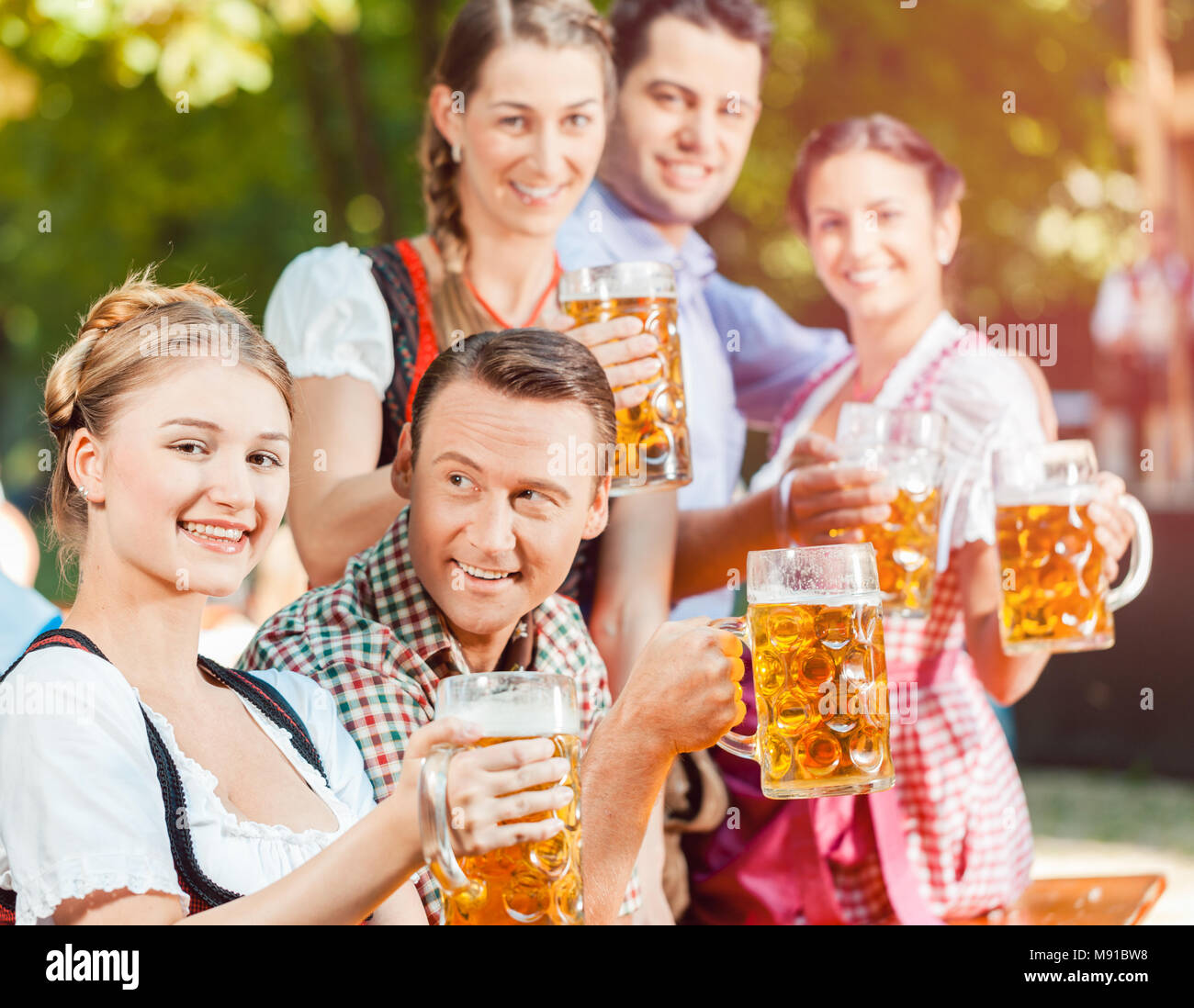 Dans le jardin de la bière - les amis de boire de la bière en Bavière les Oktoberfest Banque D'Images