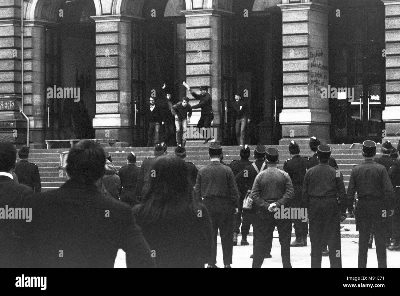 Mai 1968, Mai 1968, Mai 68, étudiant manifestant battu par un officier de police brandissant une matraque, émeutes françaises, bâtiment universitaire, Strasbourg, Alsace, France, Europe Banque D'Images