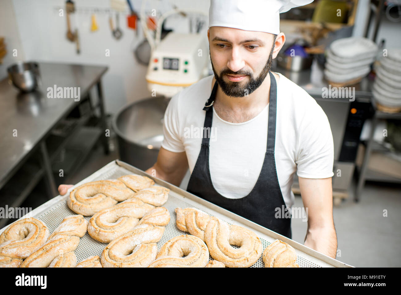 Baker avec bac plein de pâtisseries sucrées Banque D'Images