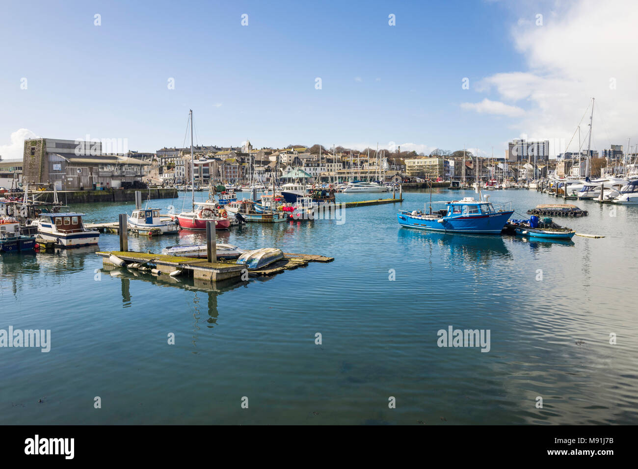 Bateaux amarrés dans le port de Sutton, Plymouth, Royaume-Uni. Banque D'Images