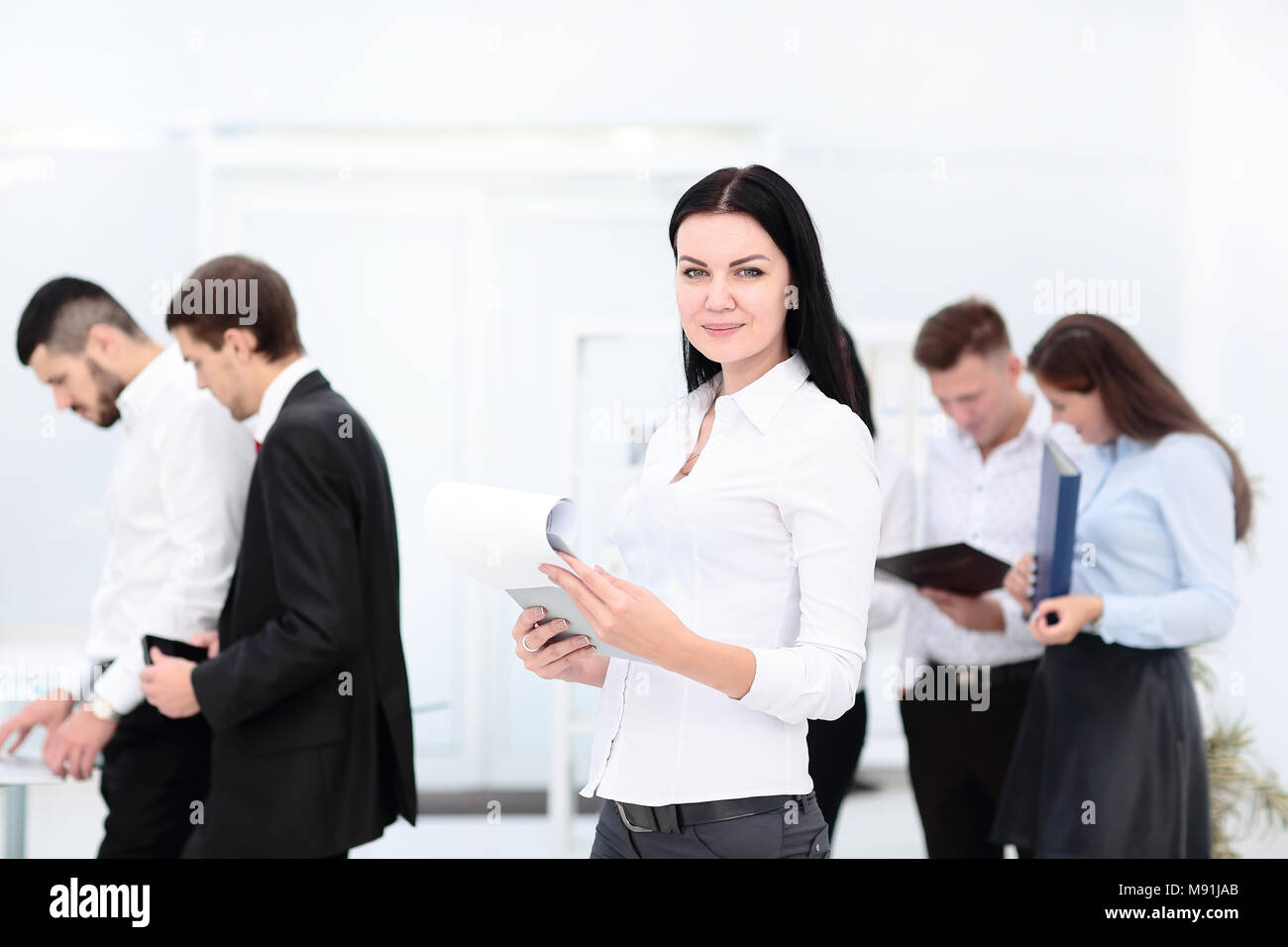 Groupe de gens d'affaires avec l'entreprise leader sur le premier plan Banque D'Images