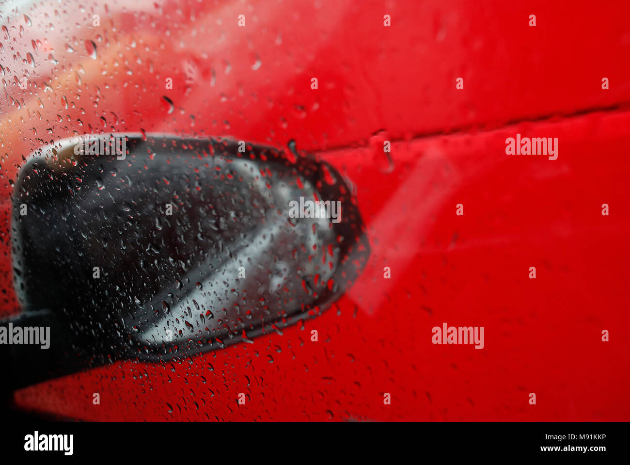 En période de mousson. close-up des gouttes sur la fenêtre de verre en voiture. Gouttes d'eau de pluie sur le pare-brise de voiture. Ho Chi Minh Ville. Le Vietnam. Banque D'Images