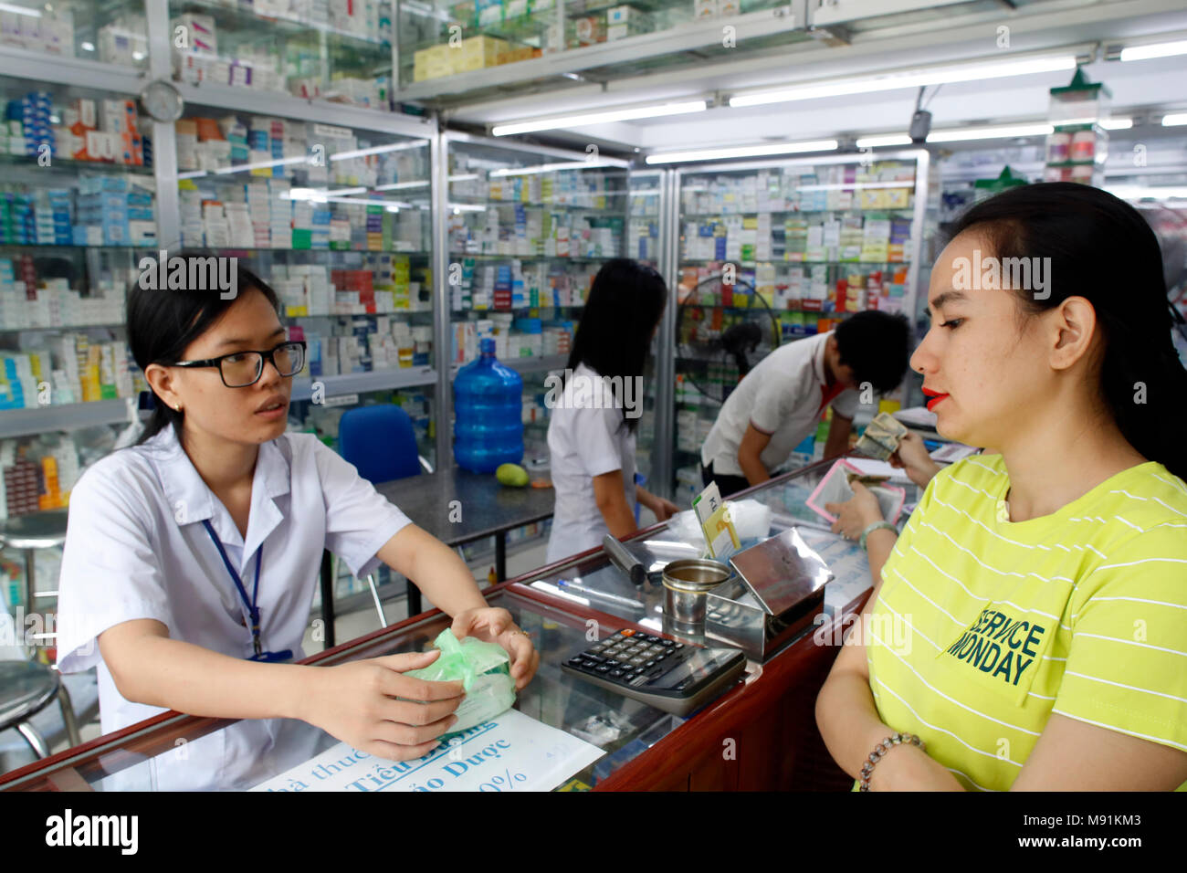 Femme en pharmacie. Ho Chi Minh Ville. Le Vietnam. Banque D'Images